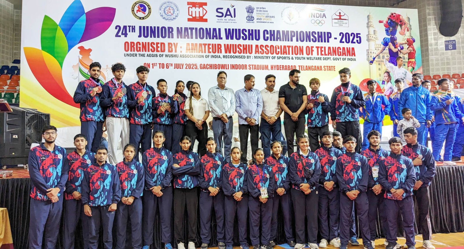 Up junior wushu players scaled