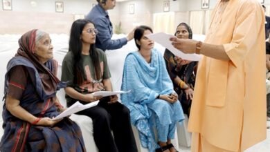 बुजुर्ग महिला के कैंसर पीड़ित बेटे को सीएम योगी ने दिलाया इलाज The coverage