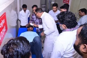लखनऊ-के-कैसरबाग-में-150-साल-पुराना-पेड़-गिरा-एक-मौत-कई-घायल¸