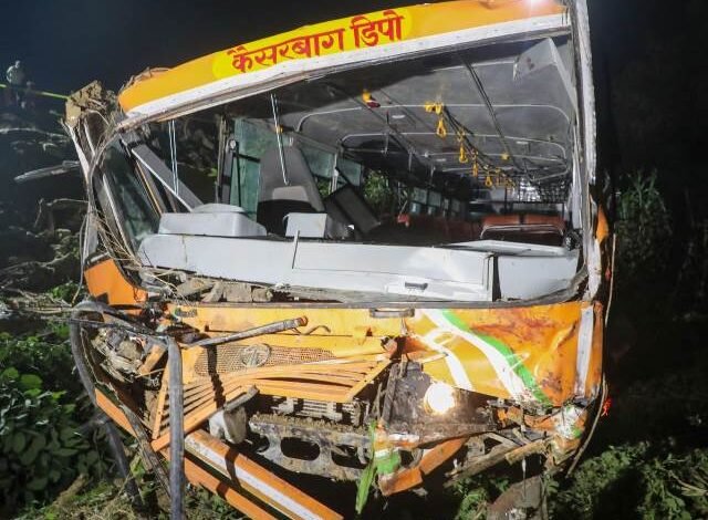 काकोरी में बड़ा सड़क हादसा, रोडवेज बस खाई में पलटी, 5 की मौत, कई घायल