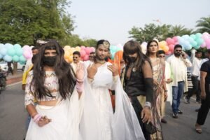 LGBTQIA+ की प्राइड वॉक देखने रुक गए लखनऊ में लोग The Coverage