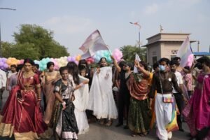 LGBTQIA+ की प्राइड वॉक देखने रुक गए लखनऊ में लोग The Coverage