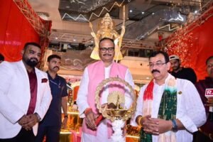 लखनऊ के फन रिपब्लिक मॉल में लगी सिक्कों से बनी 18 फीट की श्री राम की प्रतिमा