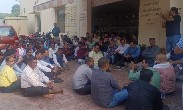 चीफ इंजीनियर की डांट के बाद कर्मचारी आईसीयू में The coverage