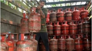 LPG Subsidy Alert: e-KYC न कराने पर बंद होगी रसोई गैस सब्सिडी, 3.07 करोड़ उपभोक्ताओं की प्रक्रिया अधूरी; जानें मोबाइल से पूरा करने का तरीका