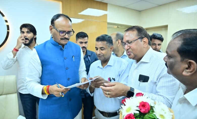 DPRA Balrampur Hospital Pharmacist Brajesh Pathak1