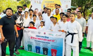 International Yoga Day: कराटे खिलाड़ियों ने MLA ओ. पी. श्रीवास्तव के साथ किया योगाभ्यास