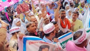 लगातार भारी बारिश में भी डटे रहे शिक्षक कर्मचारी, लखनऊ के इको गार्डन में अटेवा की महारैली, सरकार को 3 महीने का अल्टीमेटम