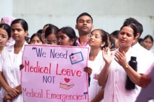 केजीएमयू में नर्सिंग छात्रों का हंगामा, साथी छात्रा की मौत से भड़का आक्रोश