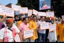 अखिलेश यादव के खिलाफ प्रदर्शन, यूपी की छवि खराब करने का आरोप
