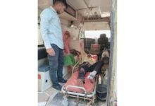 Aligarh News: अतरौली में स्कूल वैन और बाइक की भीषण टक्कर, 108 एम्बुलेंस की मदद से बची घायल की जान