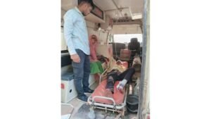 Aligarh News: अतरौली में स्कूल वैन और बाइक की भीषण टक्कर, 108 एम्बुलेंस की मदद से बची घायल की जान