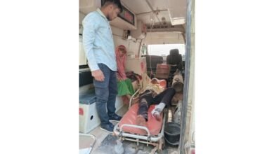 Aligarh News: अतरौली में स्कूल वैन और बाइक की भीषण टक्कर, 108 एम्बुलेंस की मदद से बची घायल की जान