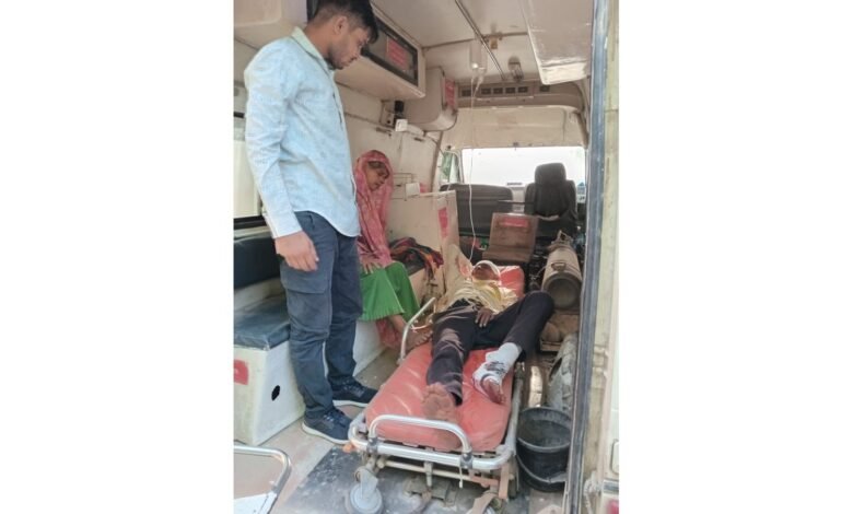Aligarh News: अतरौली में स्कूल वैन और बाइक की भीषण टक्कर, 108 एम्बुलेंस की मदद से बची घायल की जान