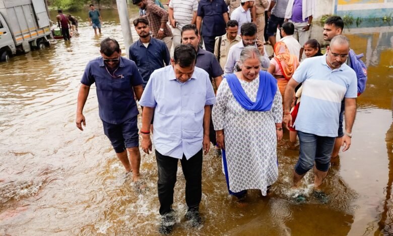बाढ़ प्रभावितों को राहत पहुंचाने के लिए युद्ध स्तर पर कार्य कर रही योगी सरकार, नगर विकास मंत्री ने फैजुल्लागंज-दाउदनगर में किया निरीक्षण