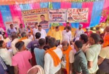 बीकेटी में बाढ़ पीड़ितों की मदद को आगे आए हाथ, स्वास्थ्य शिविर में बांटी दवाएं और खाद्य सामग्री