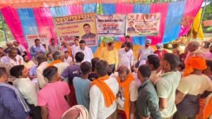 बीकेटी में बाढ़ पीड़ितों की मदद को आगे आए हाथ, स्वास्थ्य शिविर में बांटी दवाएं और खाद्य सामग्री