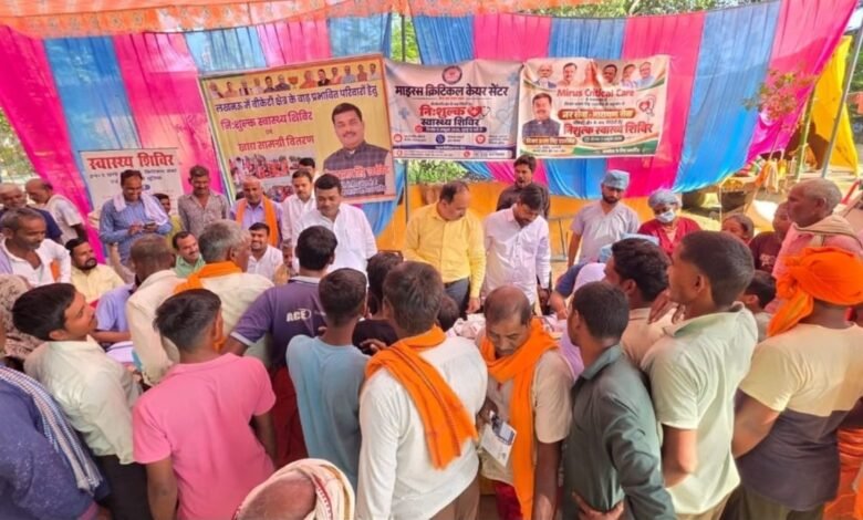 बीकेटी में बाढ़ पीड़ितों की मदद को आगे आए हाथ, स्वास्थ्य शिविर में बांटी दवाएं और खाद्य सामग्री