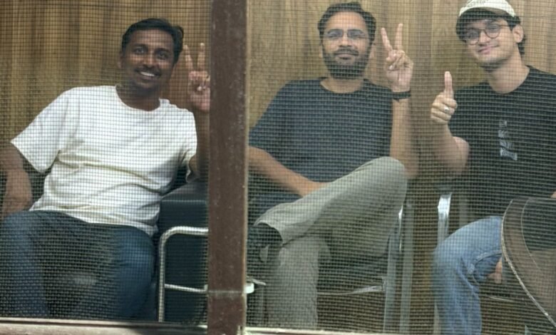 दिल्ली पुलिस ने कॉकरोच जनता पार्टी के तीन प्रमुख सदस्यों को गिरफ्तार किया