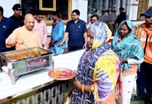 मुख्यमंत्री योगी आदित्यनाथ ने स्वच्छता कर्मियों को किया सम्मानित, बोले मानदेय काटने वालों के खिलाफ होगी कड़ी कार्रवाई