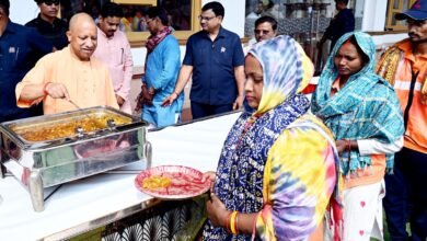 मुख्यमंत्री योगी आदित्यनाथ ने स्वच्छता कर्मियों को किया सम्मानित, बोले मानदेय काटने वालों के खिलाफ होगी कड़ी कार्रवाई