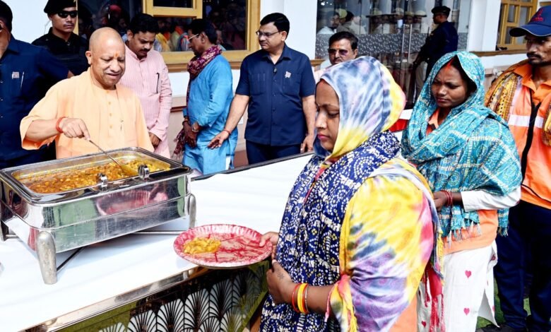 मुख्यमंत्री योगी आदित्यनाथ ने स्वच्छता कर्मियों को किया सम्मानित, बोले मानदेय काटने वालों के खिलाफ होगी कड़ी कार्रवाई