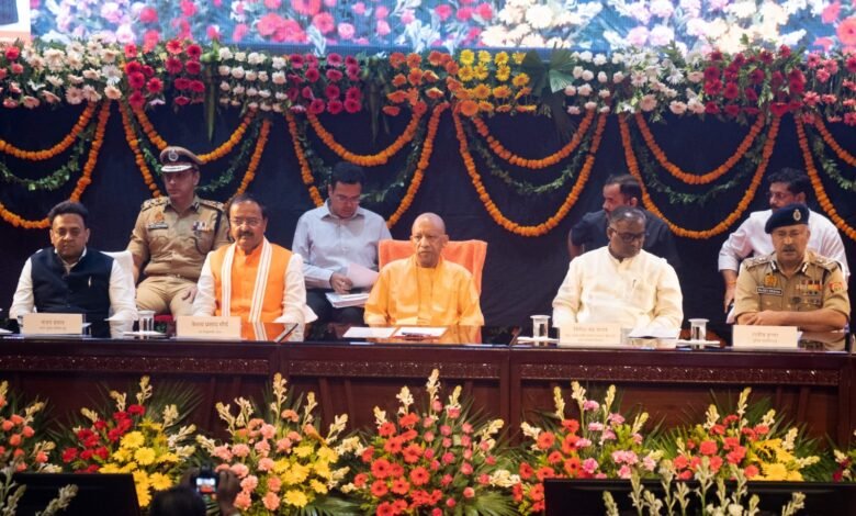 मुख्यमंत्री योगी ने 15 खिलाड़ियों को मंच पर प्रदान किया नियुक्ति पत्र