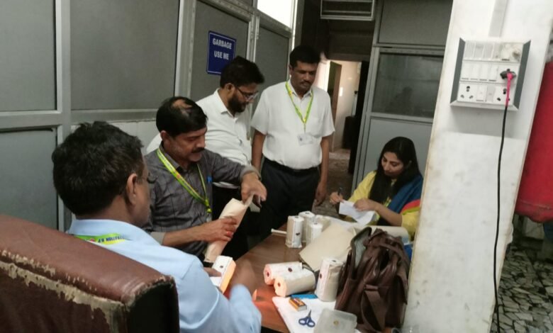राजधानी में अमीनाबाद की दवा मंडी पर गिरी गाज, फर्जी बिलिंग में 14 प्रतिष्ठानों के लाइसेंस रद्द, 29 निलंबित
