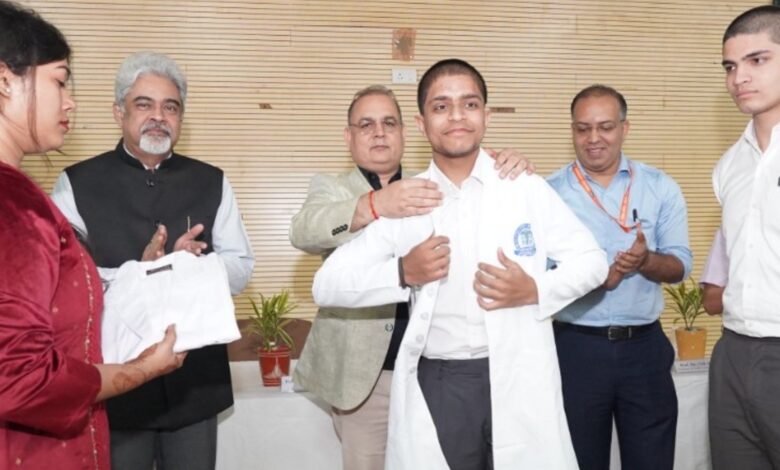 सफेद कोट पहन ली डॉक्टर धर्म निभाने की शपथ