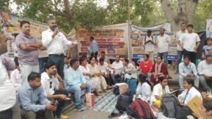 UPNHM कर्मचारियों ने की समान कार्य-समान वेतन और नियमितीकरण की मांग, लगातार दूसरे दिन धरना जारी