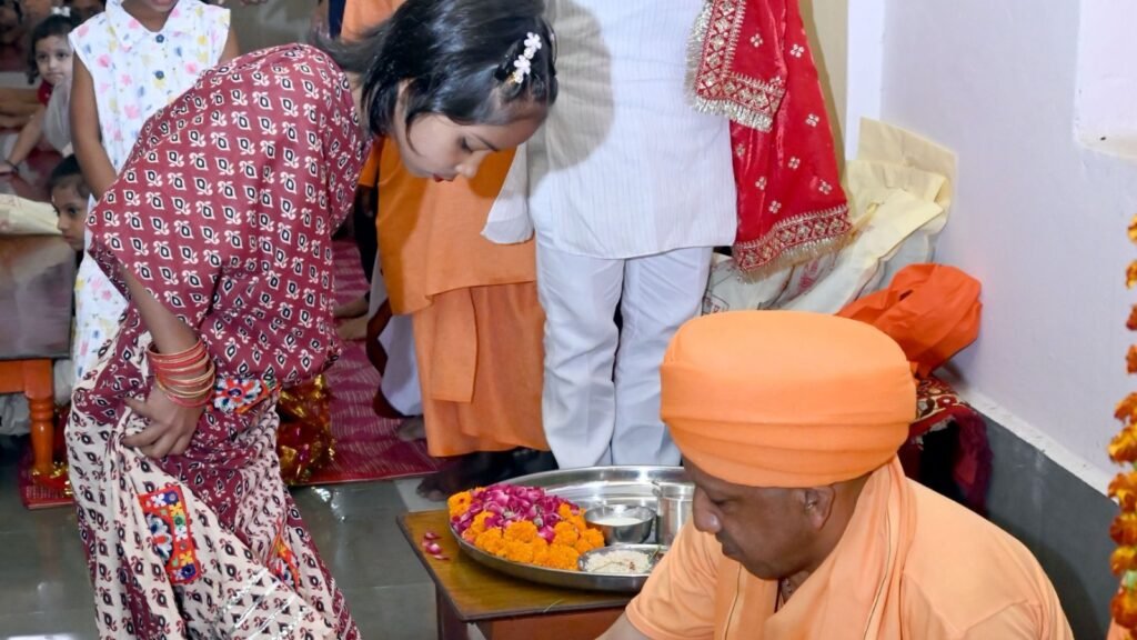 योगी ने पखारे कन्याओं के पांव, लिया आशीर्वाद