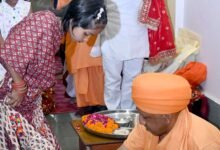 योगी ने पखारे कन्याओं के पांव, लिया आशीर्वाद