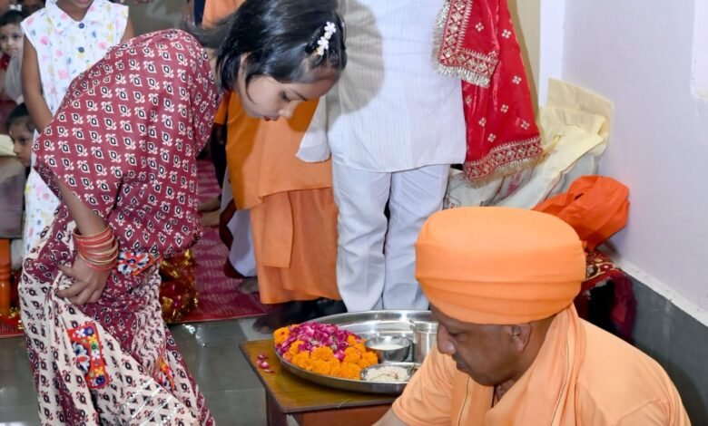 योगी ने पखारे कन्याओं के पांव, लिया आशीर्वाद
