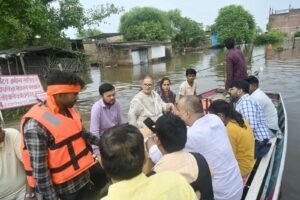 योगी सरकार के निर्देश पर लखनऊ के बाढ़ प्रभावित क्षेत्रों में राहत कार्य युद्धस्तर पर जारी