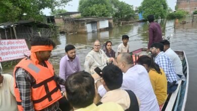 योगी सरकार के निर्देश पर लखनऊ के बाढ़ प्रभावित क्षेत्रों में राहत कार्य युद्धस्तर पर जारी