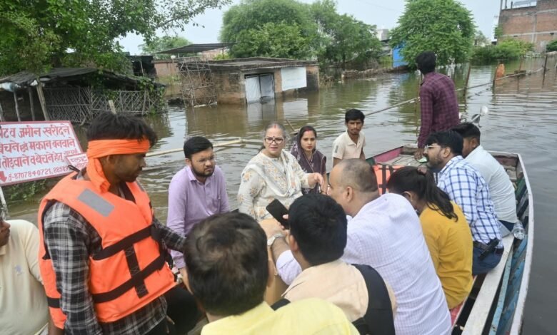योगी सरकार के निर्देश पर लखनऊ के बाढ़ प्रभावित क्षेत्रों में राहत कार्य युद्धस्तर पर जारी