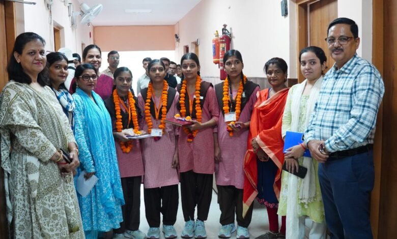 योगी सरकार में मिशन शक्ति से बेटियों को नेतृत्व का अवसर, चार छात्राओं ने संभाली मध्याह्न भोजन प्राधिकरण की कमान
